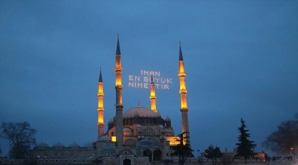 Selimiye Camisi minarelerine "mahya" asıldı