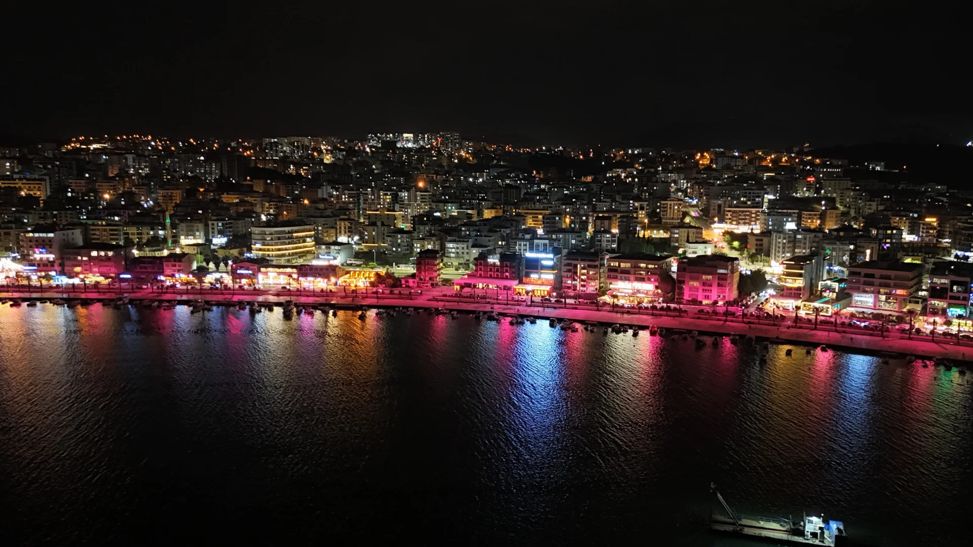 Yedaş, Samsun Atakum Sahilini Pembe Işıklarla Aydınlattı