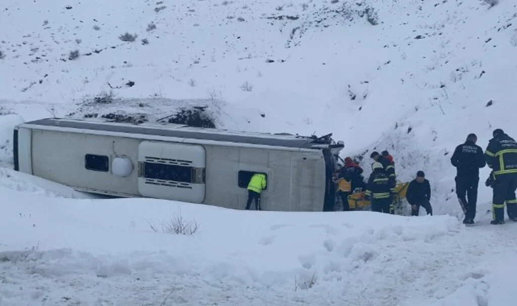 Yolcu Otobüsü Şarampole Devrildi: Erzincan'da Feci Kaza